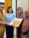 Wali Kota Pontianak Edi Rusdi Kamtono menyerahkan bantuan secara simbolis kepada warga penerima manfaat.