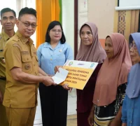 Wali Kota Pontianak Edi Rusdi Kamtono menyerahkan bantuan secara simbolis kepada warga penerima manfaat.