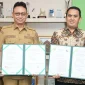 Wali Kota Pontianak Edi Rusdi Kamtono dan Rektor UMP Heriansyah menunjukkan nota kesepakatan bersama.