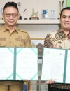 Wali Kota Pontianak Edi Rusdi Kamtono dan Rektor UMP Heriansyah menunjukkan nota kesepakatan bersama.