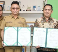 Wali Kota Pontianak Edi Rusdi Kamtono dan Rektor UMP Heriansyah menunjukkan nota kesepakatan bersama.