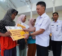 Wali Kota Pontianak Edi Rusdi Kamtono menyerahkan bantuan sosial uang tunai kepada warga penerima manfaat.