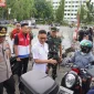 Wali Kota Pontianak Edi Rusdi Kamtono berbincang dengan warga yang tengah mengantre BBM di SPBU Paris 2.
