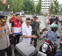 Wali Kota Pontianak Edi Rusdi Kamtono berbincang dengan warga yang tengah mengantre BBM di SPBU Paris 2.