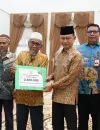 Wali Kota Pontianak Edi Rusdi Kamtono menyerahkan secara simbolis bantuan operasional kepada guru ngaji tradisional.