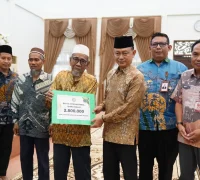Wali Kota Pontianak Edi Rusdi Kamtono menyerahkan secara simbolis bantuan operasional kepada guru ngaji tradisional.