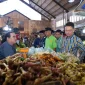 Wali Kota Pontianak Edi Rusdi Kamtono mengecek langsung harga dan ketersediaan bahan pokok di Pasar Puring Siantan.