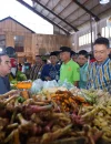 Wali Kota Pontianak Edi Rusdi Kamtono mengecek langsung harga dan ketersediaan bahan pokok di Pasar Puring Siantan.