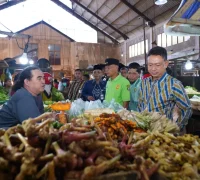 Wali Kota Pontianak Edi Rusdi Kamtono mengecek langsung harga dan ketersediaan bahan pokok di Pasar Puring Siantan.