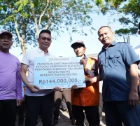 Wali Kota Pontianak Edi Rusdi Kamtono menyerahkan secara simbolis bantuan paket lebaran dan uang tali asih kepada petugas kebersihan.