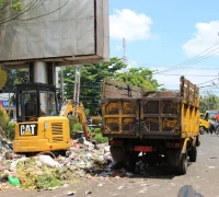 Petugas Dinas Lingkungan Hidup Kota Pontianak mengangkut sampah menggunakan armada truk di Pontianak menjelang perayaan Idulfitri.