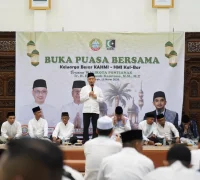 Wali Kota Pontianak Edi Rusdi Kamtono memberikan sambutan saat buka puasa bersama Korps Alumni Himpunan Mahasiswa Islam (KAHMI) di Aula Rumah Jabatan Wali Kota.