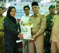 Sekretaris Daerah Kota Pontianak Amirullah menyerahkan bantuan pangan kepada Sulastri, warga Kelurahan Bangka Belitung Darat.