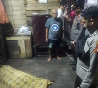 Petugas kepolisian melakukan olah TKP penemuan jenazah pria di kawasan Pontianak Timur.