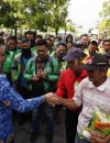 Wali Kota Pontianak Edi Rusdi Kamtono menyerahkan bantuan beras kepada Deris Landuk, penambang sampan tradisional.
