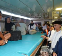 Wali Kota Pontianak Edi Rusdi Kamtono berbincang dengan penumpang KM Dharma Kartika VII yang berangkat dari Pelabuhan Dwikora Pontianak menuju ke Semarang.
