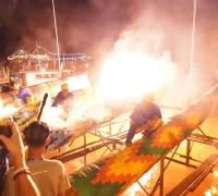 Kemeriahan Festival Meriam Karbit di tepian Sungai Kapuas Pontianak saat malam takbiran.