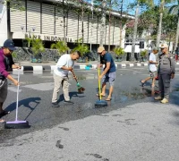Petugas tengah membersihkan lapangan di depan Kantor Wali Kota, Jalan Rahadi Usman, yang akan digunakan untuk pelaksanaan Salat Idulfitri 1447 Hijriyah.