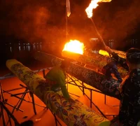 Tradisi meriam karbit semarakkan tepian Sungai Kapuas.