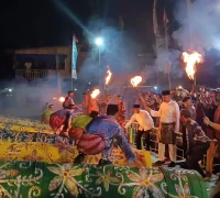 Penyulutan meriam karbit menandai dimulainya eksibisi yang dimeriahkan sebanyak 229 meriam di 42 titik lokasi.