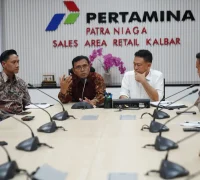 Wali Kota Pontianak Edi Rusdi Kamtono saat rapat koordinasi dengan pihak Pertamina membahas masalah antrean panjang BBM di SPBU.