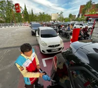 SPBU di Pontianak beroperasi 24 jam untuk mengurai antrean BBM.