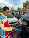 Pengendara mengisi BBM Pertamax di SPBU Pertamina setelah kenaikan harga Pertamax terbaru di Kalimantan Barat.