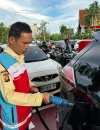 Pengisian BBM di SPBU dengan pembatasan maksimal 50 liter per hari per kendaraan.