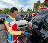 Pengisian BBM di SPBU dengan pembatasan maksimal 50 liter per hari per kendaraan.