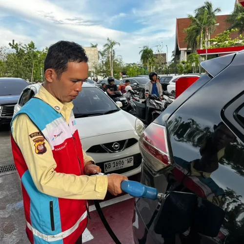 Ilustrasi - Kendaraan mengisi BBM Dexlite di SPBU Pertamina Kalimantan Barat dengan harga terbaru Mei 2026.