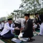Edi Kamtono dan Sutarmidji bersilaturahmi usai salat Id di Alun Kapuas Pontianak.