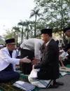 Edi Kamtono dan Sutarmidji bersilaturahmi usai salat Id di Alun Kapuas Pontianak.