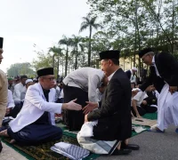 Edi Kamtono dan Sutarmidji bersilaturahmi usai salat Id di Alun Kapuas Pontianak.
