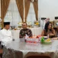 Wali Kota Pontianak Edi Rusdi Kamtono saat menerima kunjungan Wakil Gubernur Kalbar Krisantus pada open house di kediaman dinasnya.