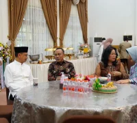 Wali Kota Pontianak Edi Rusdi Kamtono saat menerima kunjungan Wakil Gubernur Kalbar Krisantus pada open house di kediaman dinasnya.