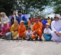 Wali Kota Pontianak Edi Rusdi Kamtono bersama para siswa SD ikut mendirikan telur pada momen Kulminasi Matahari.