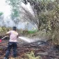 Tim gabungan melakukan pemadaman kebakaran lahan (karhutla) di wilayah Kubu Raya Kalimantan Barat, (25/3/2026).