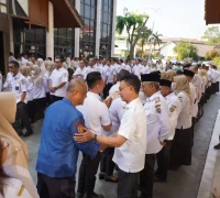 Seluruh ASN di lingkungan Kantor Wali Kota Pontianak saling bermaafan di hari pertama masuk kerja usai libur lebaran.