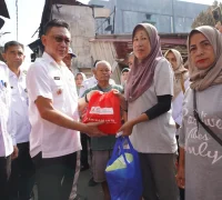 Wali Kota Pontianak Edi Rusdi Kamtono menyerahkan bantuan kepada korban kebakaran di Gang Tamang I Pontianak Barat.