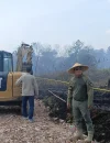 Polisi memasang garis polisi di lokasi lahan terbakar di Sungai Raya Kubu Raya, (26/3/2026).