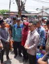 Wali Kota Pontianak Edi Rusdi Kamtono menyerahkan bantuan darurat kepada korban kebakaran di Jalan Parwasal.