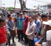 Wali Kota Pontianak Edi Rusdi Kamtono menyerahkan bantuan darurat kepada korban kebakaran di Jalan Parwasal.