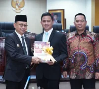 Penyerahan Laporan Keterangan Pertanggungjawaban (LKPJ) Tahun Anggaran 2025 oleh Wali Kota Pontianak Edi Rusdi Kamtono.