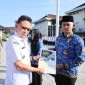 Wali Kota Pontianak Edi Rusdi Kamtono menyerahkan secara simbolis SK PNS kepada perwakilan dari CPNS.