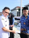 Wali Kota Pontianak Edi Rusdi Kamtono menyerahkan secara simbolis SK PNS kepada perwakilan dari CPNS.