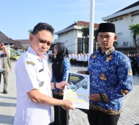 Wali Kota Pontianak Edi Rusdi Kamtono menyerahkan secara simbolis SK PNS kepada perwakilan dari CPNS.