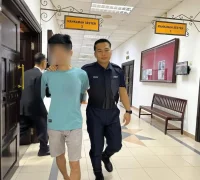 Pria Pontianak EK usai sidang putusan kasus prostitusi di Pengadilan Kuching.