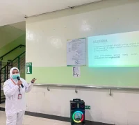 Apoteker Bonita Dwi Anggreini saat sosialisasi penggunaan obat kolesterol di RSUD SSMA Pontianak