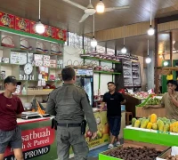 Petugas Satpol PP Kota Pontianak mendatangi toko buah yang sampahnya ditemukan di parit depan komplek pertokoan Pontianak Mall.