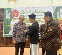 Wali Kota Pontianak Edi Rusdi Kamtono menyematkan Lencana Kejuangan 45 kepada Tokoh Pejuang Angkatan 45 Alm. H. A. Achmad Noor yang diwakilkan kepada putra almarhum, H Boy Mirza Noor.